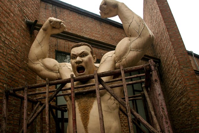 6-Hour Private Beijing Tour: Flower and Fish Market, Panjiayuan Antique Market and 798 Art Zone - Shopping carefully at Panjiayuan Antique Market