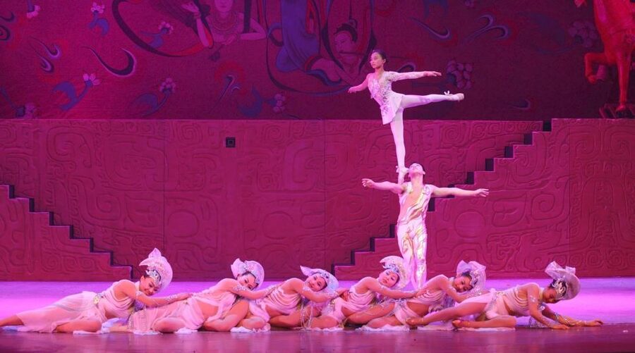 Beijing: Acrobatic Show with Peking Duck Dinner Private Tour - Getting to Red Theater by taxi, subway, or private car