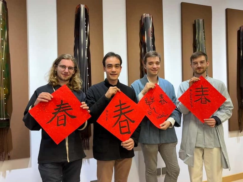 Beijing Hands-On Culture Tour: Tea, Instrument, Calligraphy - The guide and meeting help matter