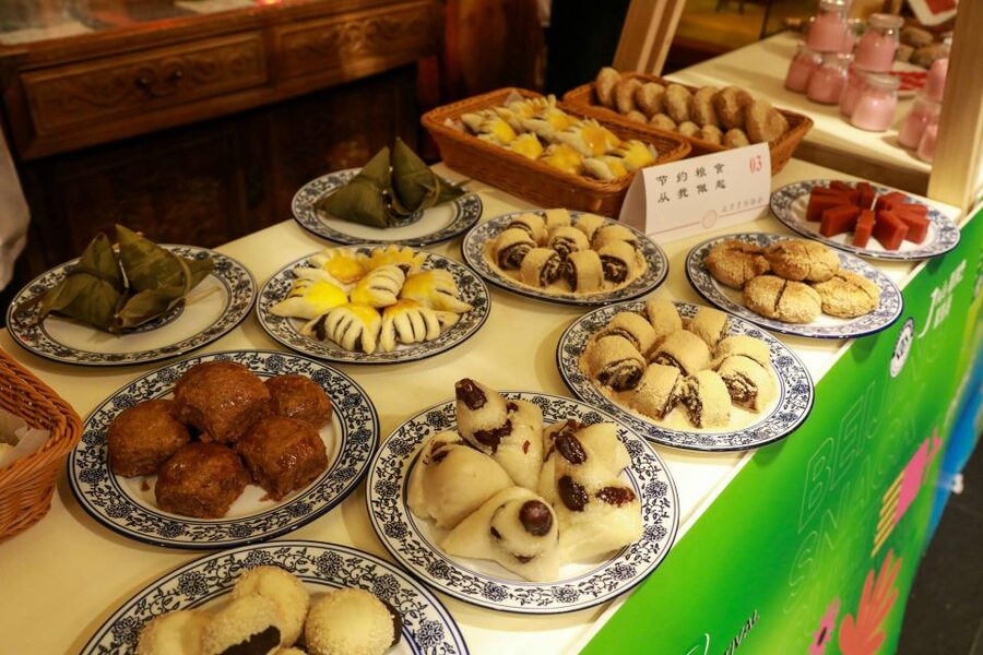 Beijing: Hutong Culinary Walking Tour with 15+ Tastings - What the guides add to the meal