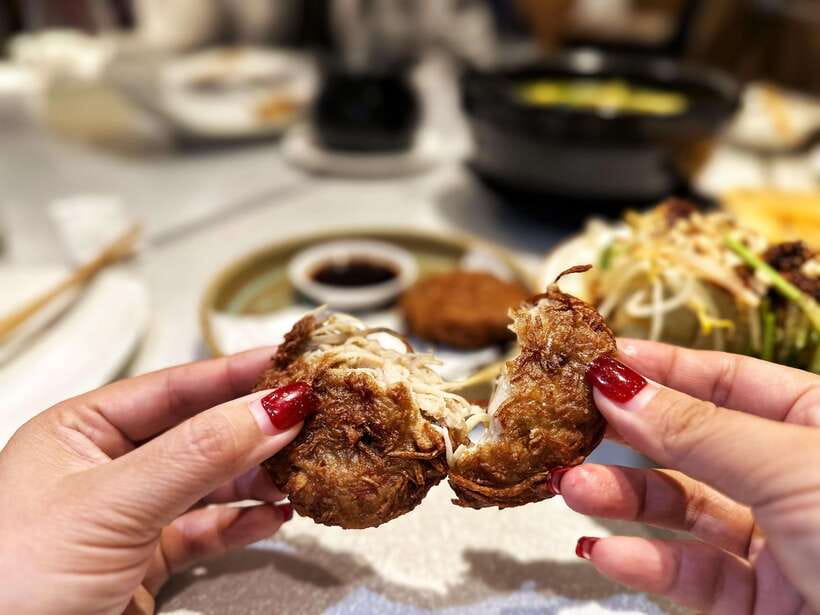 Beijing Hutong Food Crawl Delights: Peking duck, Hotpot&More - What the guides add to the evening