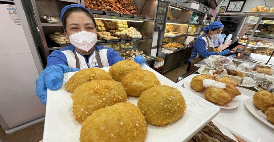 Beijing: Hutong Private Culinary Walking Tour - First stops: Beijing breakfast and street snacks