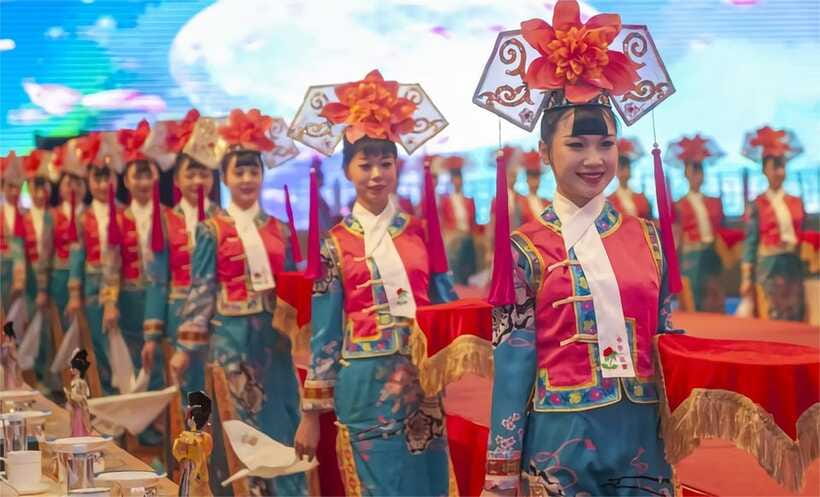 Beijing: Imperial Cuisine Experience & Cultural Performance - A palace room and a traditional performance