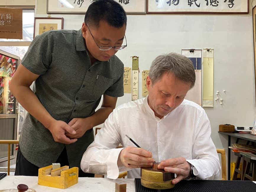 Beijing liulichang : Learn Calligraphy orCarving from Master - What the master artisan adds