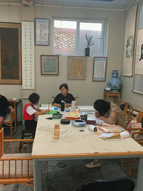 Beijing liulichang : Learn Calligraphy orCarving from Master - The workshop begins with a choice