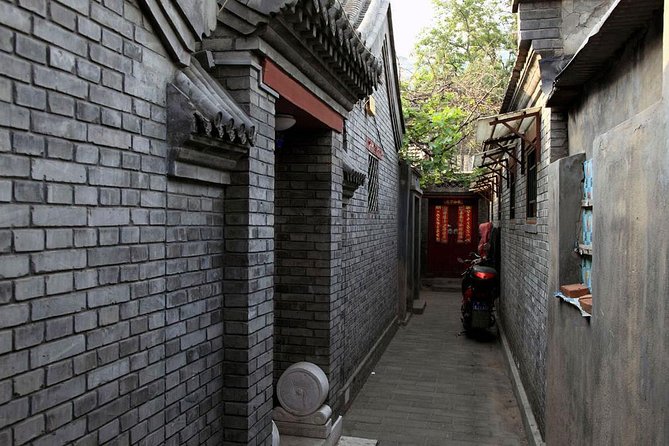 Beijing Old Hutongs Tour by Rickshaw - Visiting a courtyard home