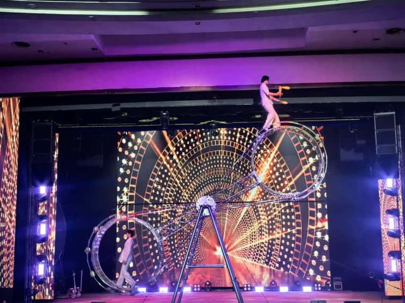 Beijing: Qinle Palace Acrobatics Show Ticket - A fast hour of classic Chinese acrobatics