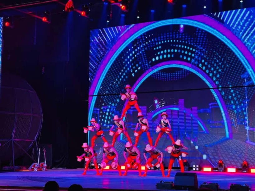 Beijing: Qinle Palace Acrobatics Show Ticket - The opening mix of diabolo, hoops, and balance