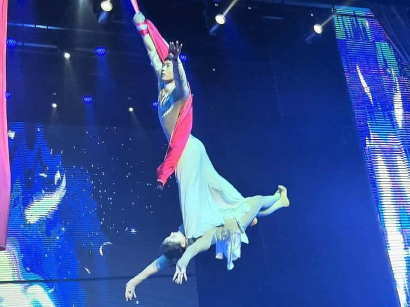 Beijing: Qinle Palace Acrobatics Show Ticket - Floating star disks and human pyramids