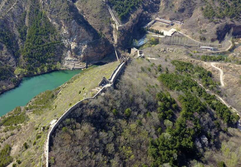 Gubei Water Town Simatai Great Wall Ticket And Options - Tackling the steep Simatai Great Wall