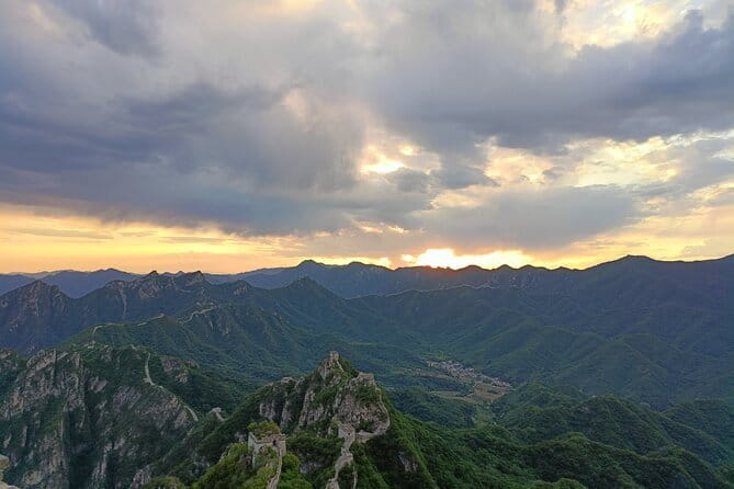 Jiankou Great Wall private guided day tour in English - The dirt trail before the Great Wall