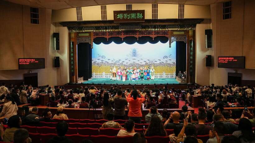 Liyuan Theater Beijing Opera Show Tickets - The Makeup Comes Before the Curtain