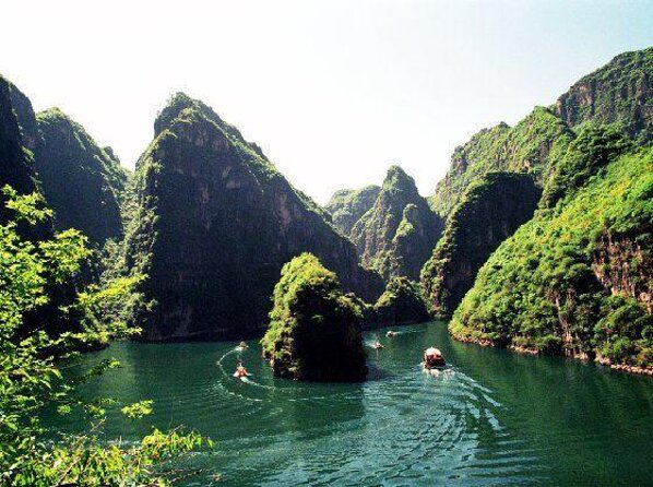 Longqingxia Gorge Cruise and Guyaju Cave Dwellings Private Day Tour - Two very different stops in one day