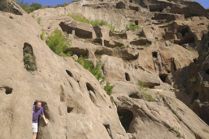 Longqingxia Gorge Cruise and Guyaju Cave Dwellings Private Day Tour - Eating a local lunch after the boat ride