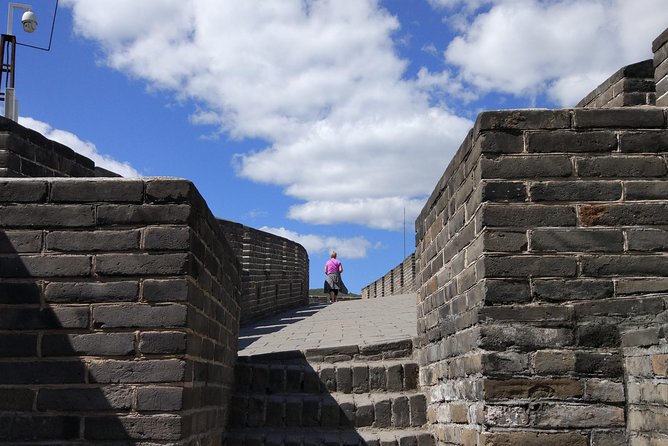 Mini Group: Half-Day Great Wall at Mutianyu Hiking Tour - What the guide adds to the day
