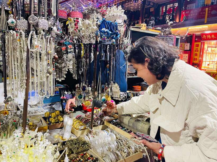 Night Market Haggling Adventure with an English Guide! - Why Panjiayuan works after dark