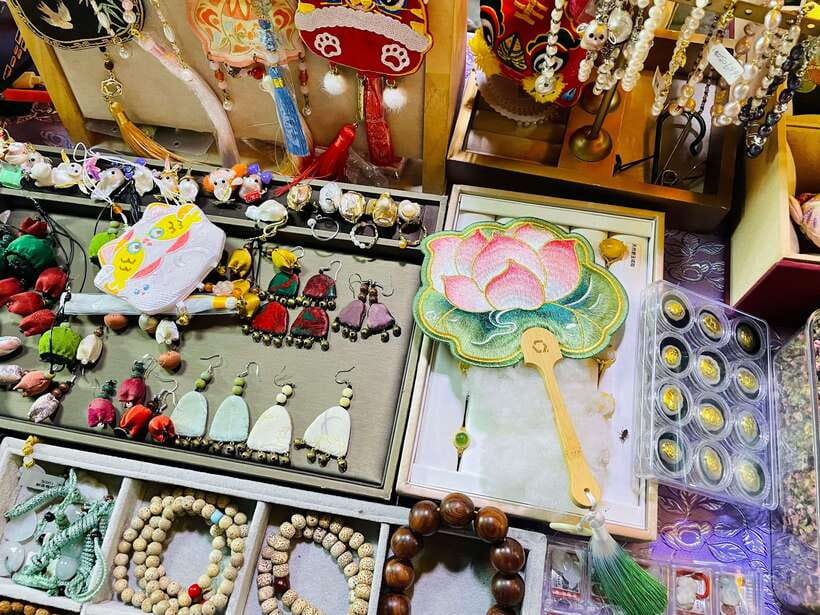 Night Market Haggling Adventure with an English Guide! - A 30-minute taste of local snacks