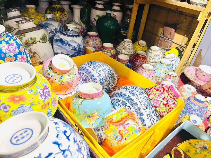 Night Market Haggling Adventure with an English Guide! - The second shopping block and the art of bargaining