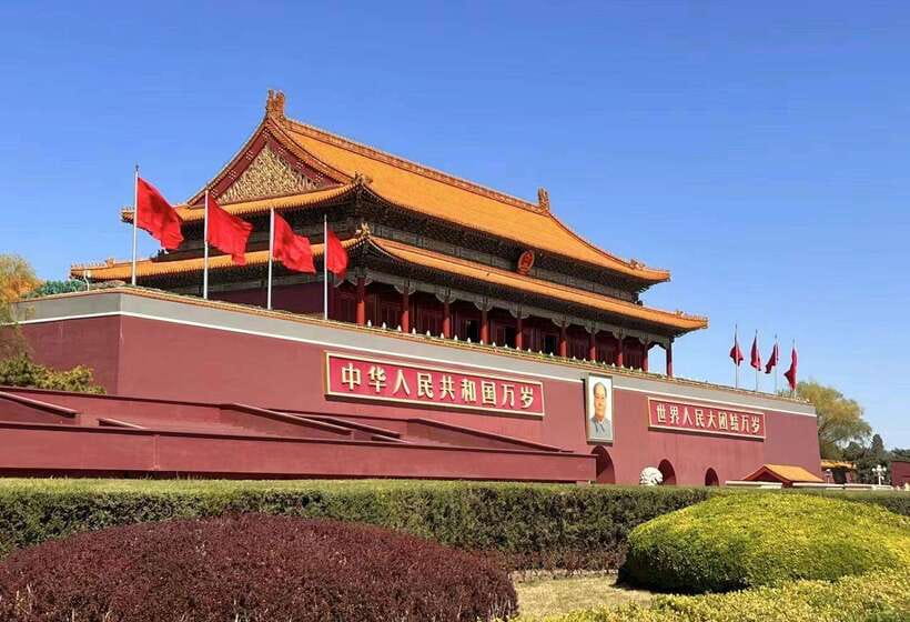 Private Beijing Layover Tour: Great Wall and Forbidden City - Tiananmen Square: a short stop with major weight