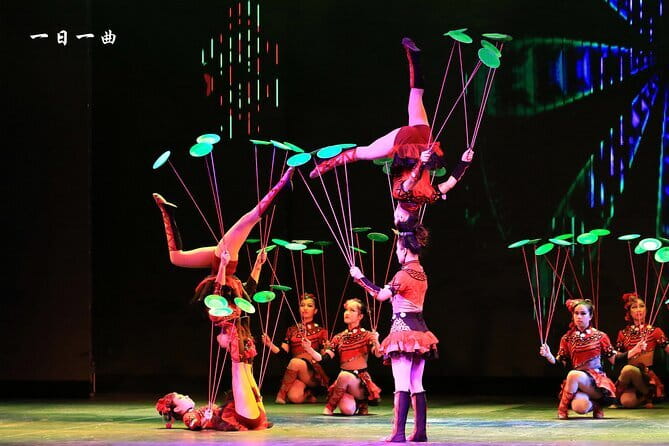 Red Theater Beijing Acrobatic Show Tickets Discount - Costumes, music, and the theatrical side